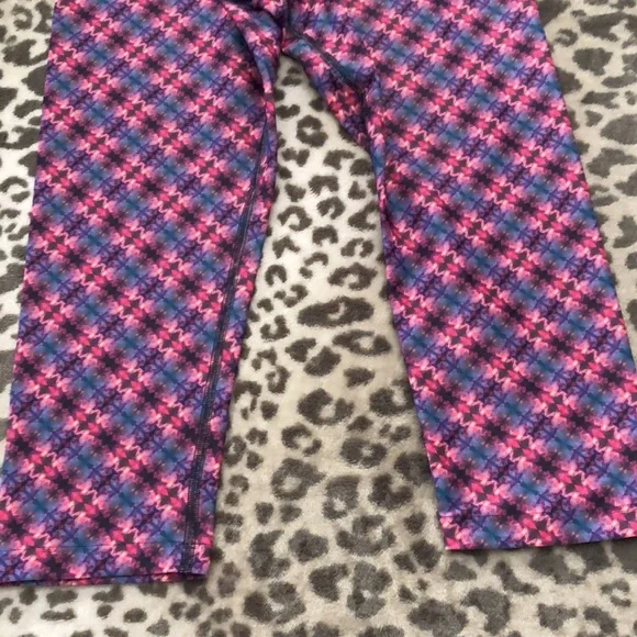 NUX Rio Capri Leggings in Kaleidoscope Painted Plum Size Small - Picture 6 of 14